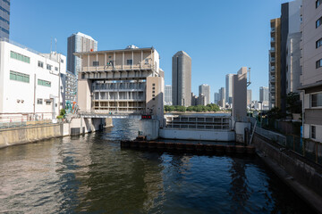 Obraz premium 夏の東京都中央区の亀島川水門