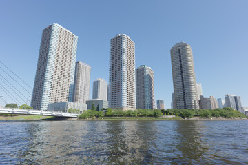 夏の青空と東京佃島の高層マンション