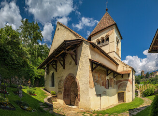 Fototapeta na wymiar Kapelle St. Peter bei Dorf Tirol mit Blick auf Schloss Tirol