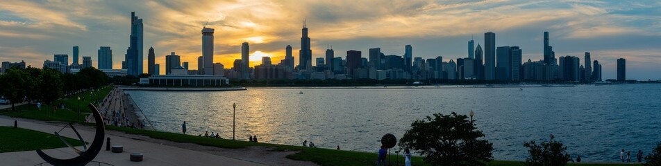Obraz premium Chicago skyline seen from across Lake Michigan at sunset along waterfront 