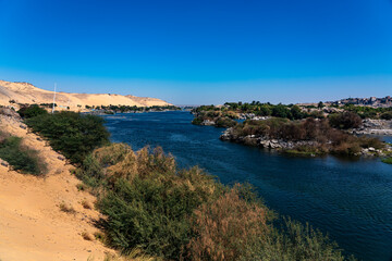 Fototapeta na wymiar Pure Nile River breaking it's way through the desert 