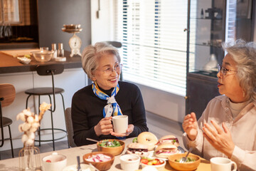 おしゃべりしながらランチを楽しむ高齢女性たち