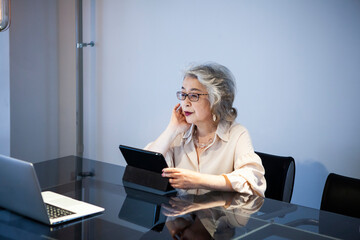 コンピュータを使って仕事をするシニア女性