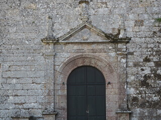 entrada principal a la iglesia del monasterio de aciveiro, estilo neoclásico, con dos columnas, tímpano y la virgen con el niño en brazos en la parte superior, pontevedra, galicia, españa, europa
