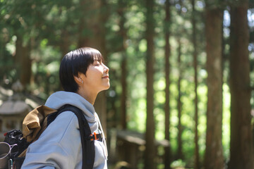 森林の中を歩く日本人女性