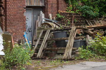 Fototapeta na wymiar garbage and debris on an old building
