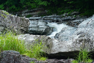Fototapeta na wymiar 芦別の三段の滝の鋭利な岩肌