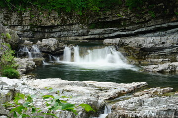Fototapeta premium 芦別の三段の滝の鋭利な岩肌