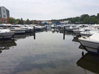 Charterboote und Ferienhäuser in der Marina Wolfsbruch