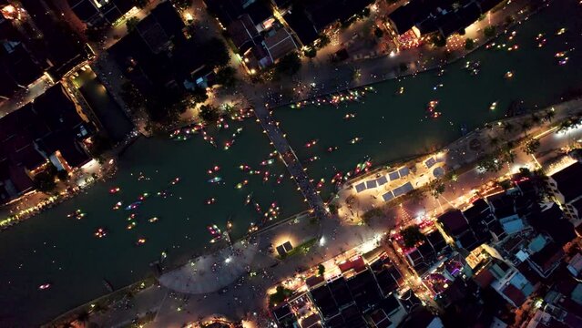 Vue a&eacute;rienne de la l'ancienne ville de Hoian au Vietnam de nuit. On y voit les bateaux illumin&eacute;s par des lanterne sur la rivi&egrave;re. Cette ville est inscrite au patrimoine mondiale de l'Unesco.
