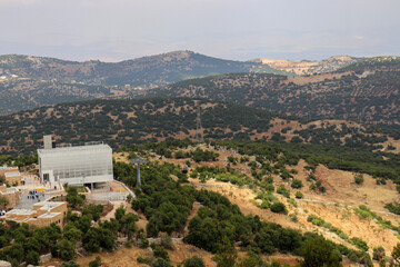 Fototapeta premium Jordan : Ajloun Cable Car (Ajloun Teleferik) among forests, mountains and tress