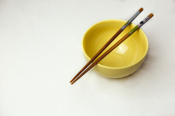 palillos chinos con bol de arroz chino - obrazy, fototapety, plakaty