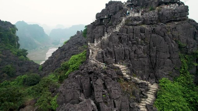 Pagode Hang Mua &agrave; Ninh Binh au Vietnam en Asie du Sud-Est - Vue a&eacute;rienne de la montagne karstique et du dragon couh&eacute;