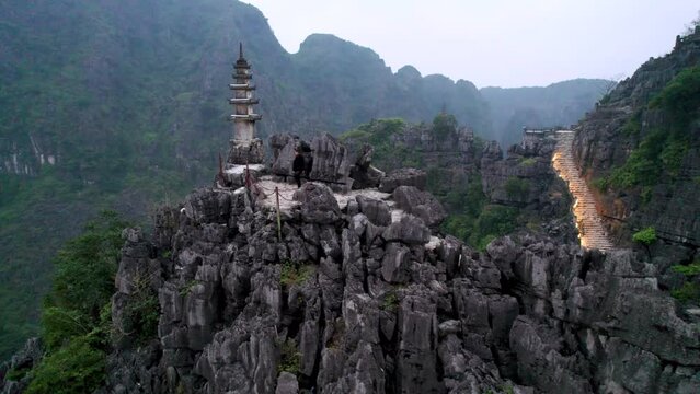 Pagode Hang Mua &agrave; Ninh Binh au Vietnam en Asie du Sud-Est - Vue a&eacute;rienne de la montagne karstique et du dragon couh&eacute;