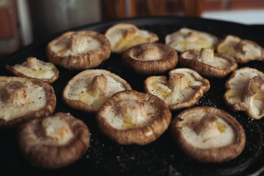 cocinando setas a la plancha 