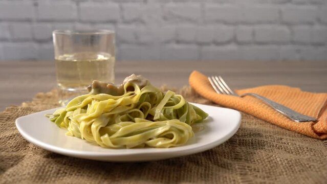 Piatto di pasta con funghi porcini
