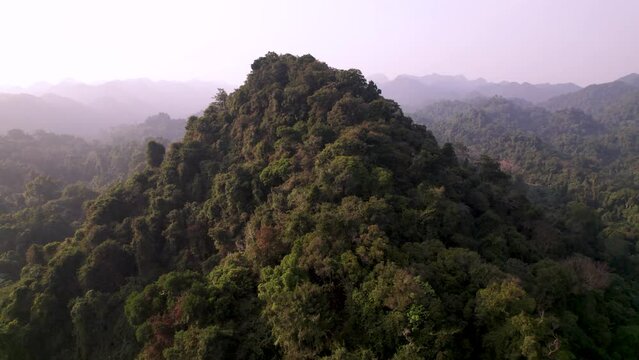 Prise de vue a&eacute;rienne des montagnes karstiques de Ninh Binh au Vietnam en Asie du Sud-Est - Paysage naturel spectaculaire et destination de voyage populaire.