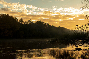 Fototapeta na wymiar Foggy morning on the river