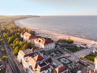 Panoramiczny widok na Molo i Plaże w Sopocie. Widok z drona. Lipiec 2023 - obrazy, fototapety, plakaty
