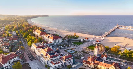 Papier Peint photo La Baltique, Sopot, Pologne Panoramiczny widok na Molo i Plaze w Sopocie. Widok z drona. Lipiec 2023