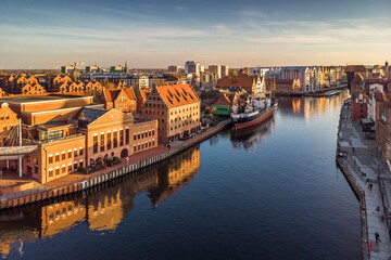 Fototapeta na wymiar Gdansk Stare Miasto z lotu ptaka. Gdansk Old City. Widok na Motlawe przy pieknym zachodzie slonca. Lipiec 2023
