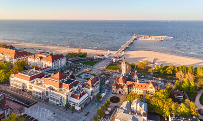 Panoramiczny widok na Molo i Plaze w Sopocie. Widok z drona. Lipiec 2023 - obrazy, fototapety, plakaty