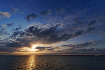 Obraz premium Sunrise on the Rochelle city coast and the Île de Ré bridge 