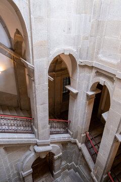 Ascenso misterioso: Explorando la belleza en espiral de una escalera de caracol en Oporto.