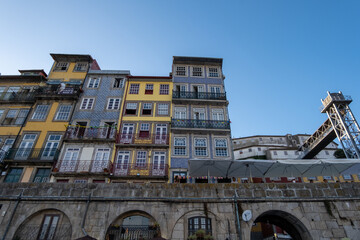 Maravillas arquitectónicas de Oporto: Explorando el encanto histórico a orillas del río Duero.