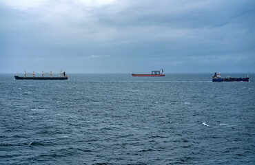 Transport auf dem Seeweg: Drei spezielle Transportschiffe mit unterschiedlicher Fracht begegnen...