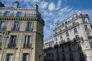 Fototapeta na wymiar Paris, beautiful building in a luxury district 