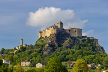 Bardi castle (Castello di Bardi) with town, province of Parma, Emilia Romagna