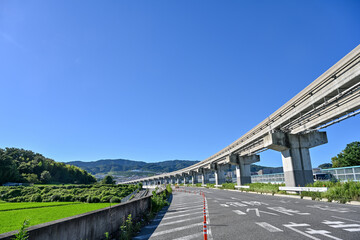 青空背景のモノレールの写真　【大阪風景】