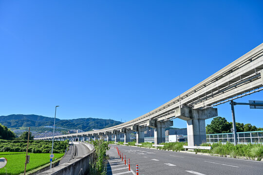 青空背景のモノレールの写真　【大阪風景】