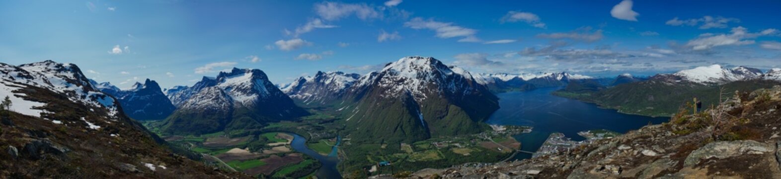 Panoramablick &uuml;ber die Fjordlandschaft von Romsdal in Norwegen
