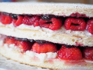 Flaumige Obsttorte mit Erdbeeren und Himbeeren