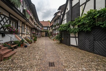 Obraz premium a narrow cobblestone street lined with buildings in a european town