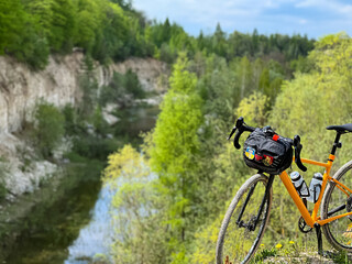Naklejka premium Gravel bicycle in the city park on the summer season