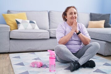 Obraz premium Senior woman smiling confident doing yoga exercise at home