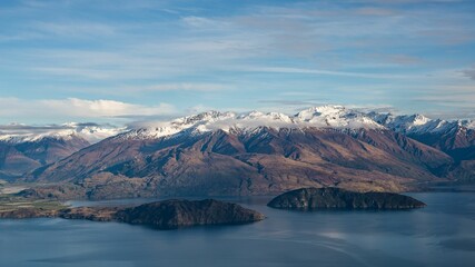 Obraz premium Aerial view of pristine Lake Wanka from above, with a lush green landscape surrounding it