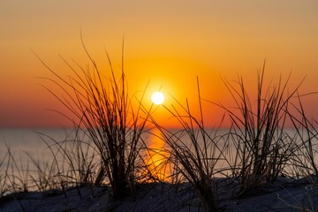 Fototapeta premium Stunning image of the sun setting over the Baltic Sea in Ahrenshoop, Germany
