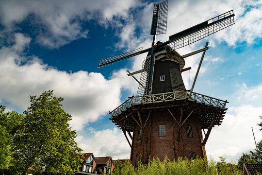 Meyers M&uuml;hle in Papenburg und sch&ouml;nem blauem Himmel mit wei&szlig;en Wolken
