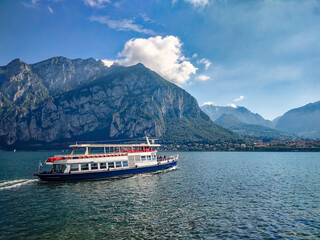 Obraz premium Ferry on Lake Como in a summer morning