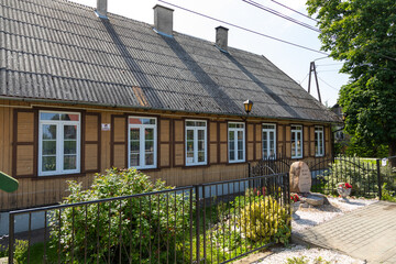 Traditional wooden buildings in village of Tujsk. Zulawy, Poland. - obrazy, fototapety, plakaty