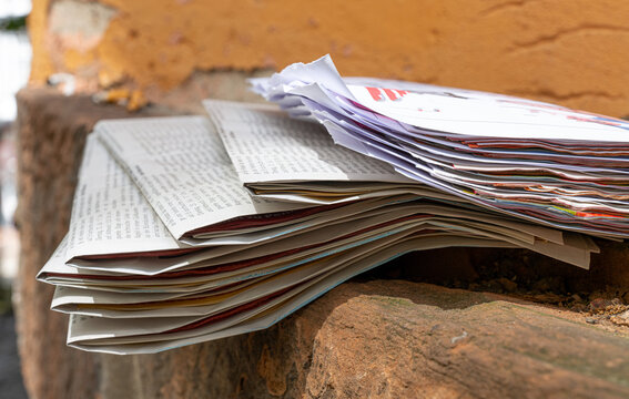 Wochenzeitung mit Werbeflyern