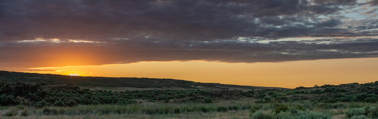 Fototapeta na wymiar Desert Sunrise at lakeview ranch