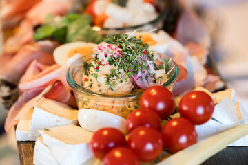 Dip im Glas mit Kresse Tomaten und Käse am Buffet