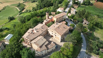 Fototapeta na wymiar paese castello, con campi e strade, fotografato dall'alto con drone