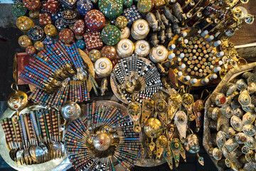 Verzierte Gegenstände (Mitbringsel) in Marrakesch auf dem Markt, Döschen, Löffelchen,...