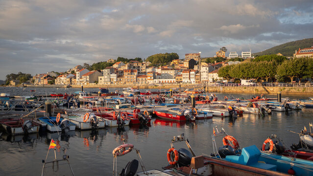 Anchored sailboats on Carril harbour at sunset